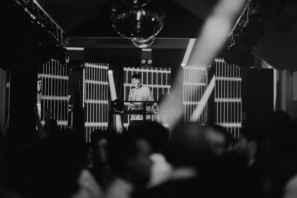 DJ Ricky Pontet mezclando en una boda